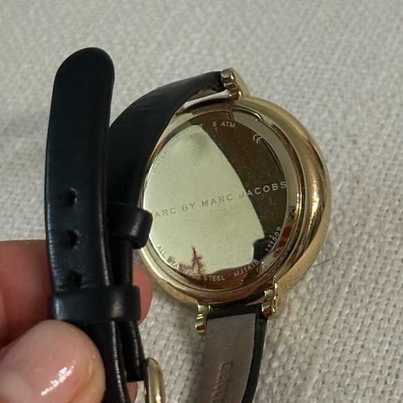 Marc Jacobs Sally Watch in black and gold - Picture 6 of 6